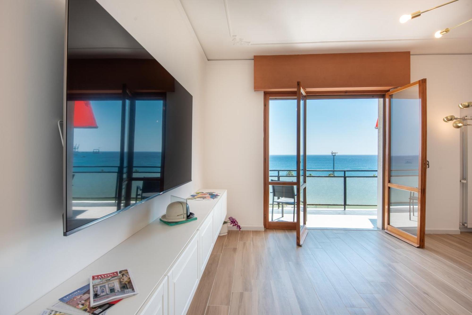 Apartment And The Sea *