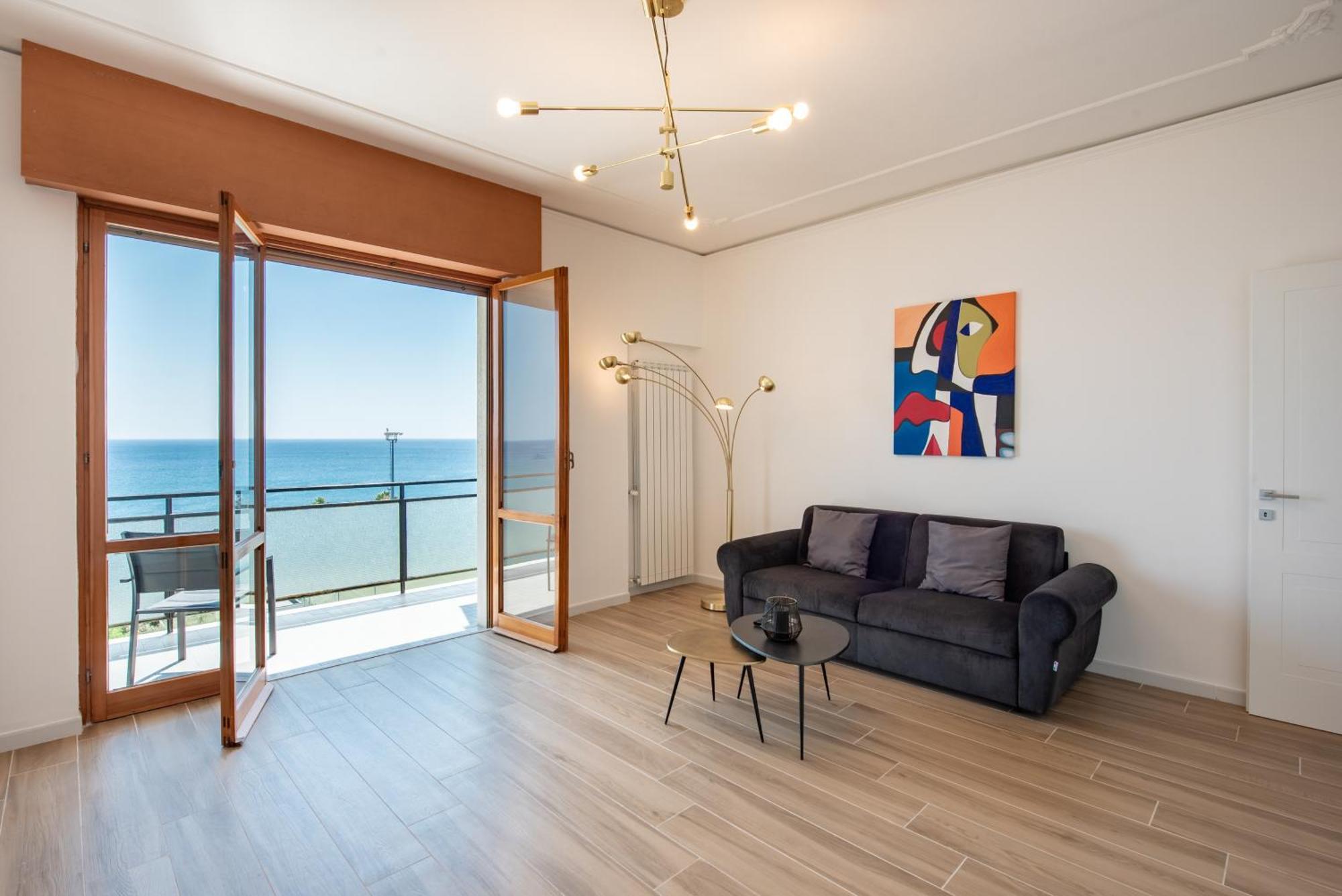 Apartment And The Sea *