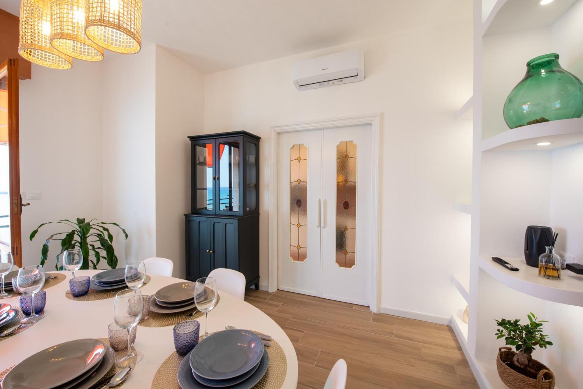 And The Sea Apartment *