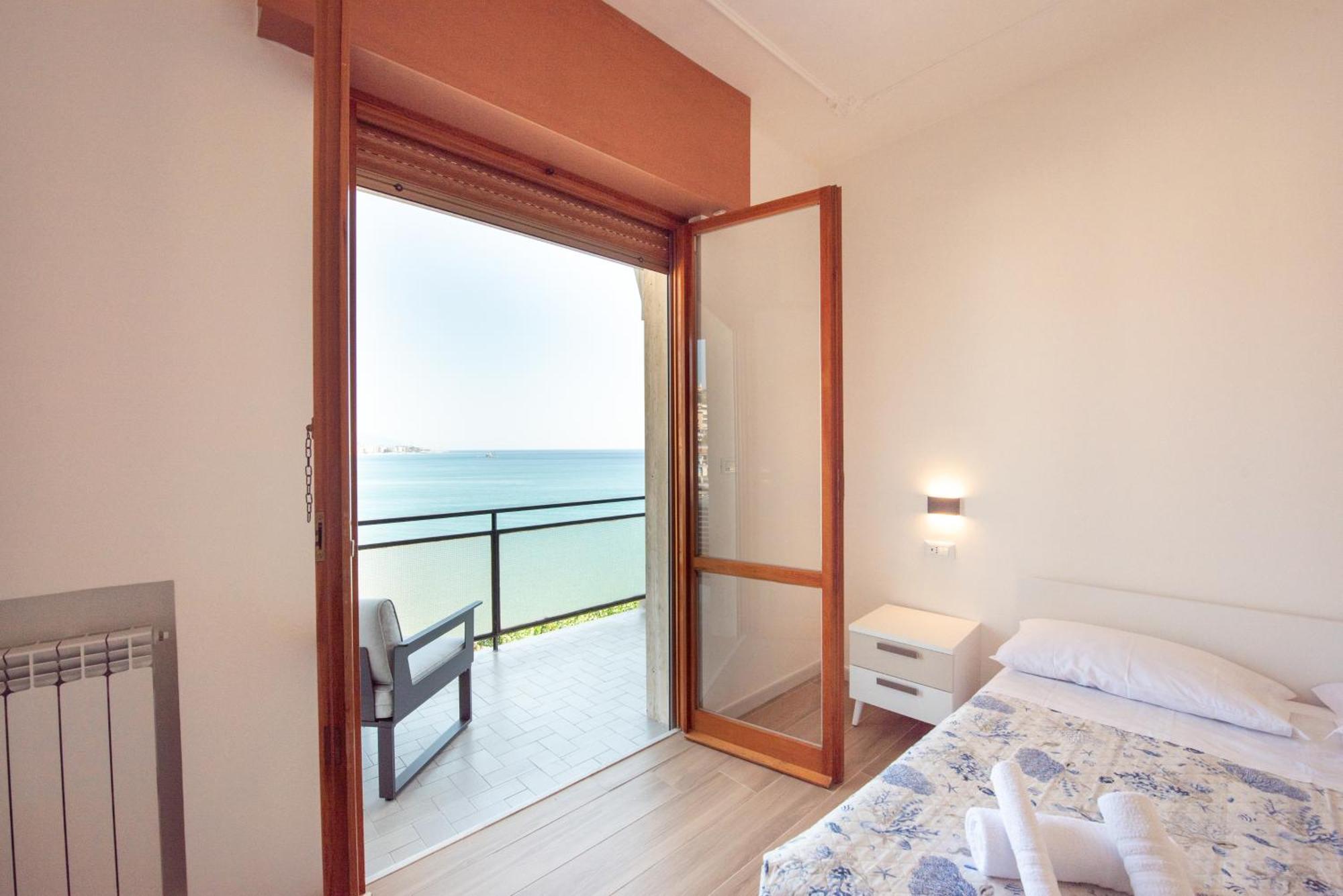 And The Sea Apartment