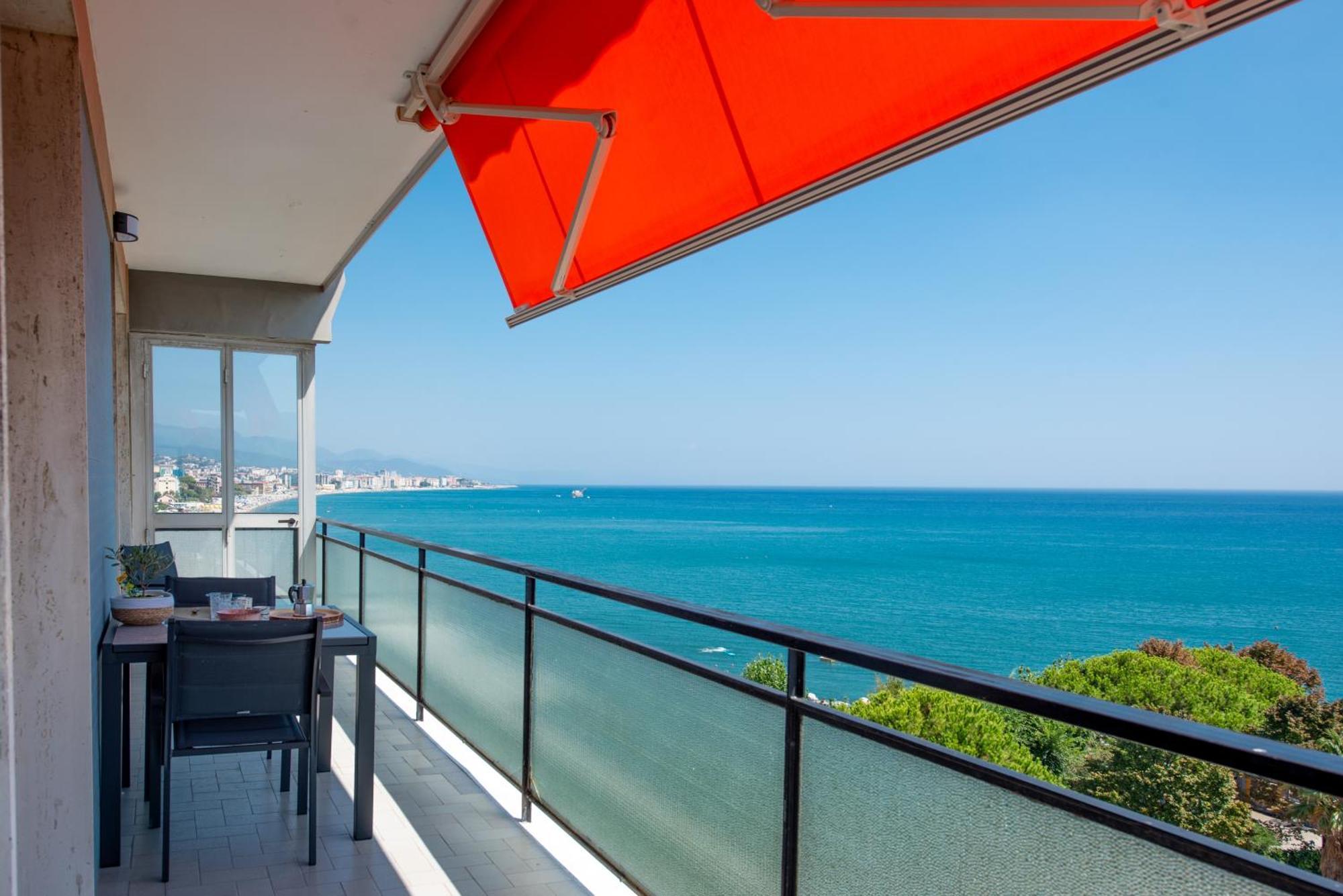 Apartment And The Sea *
