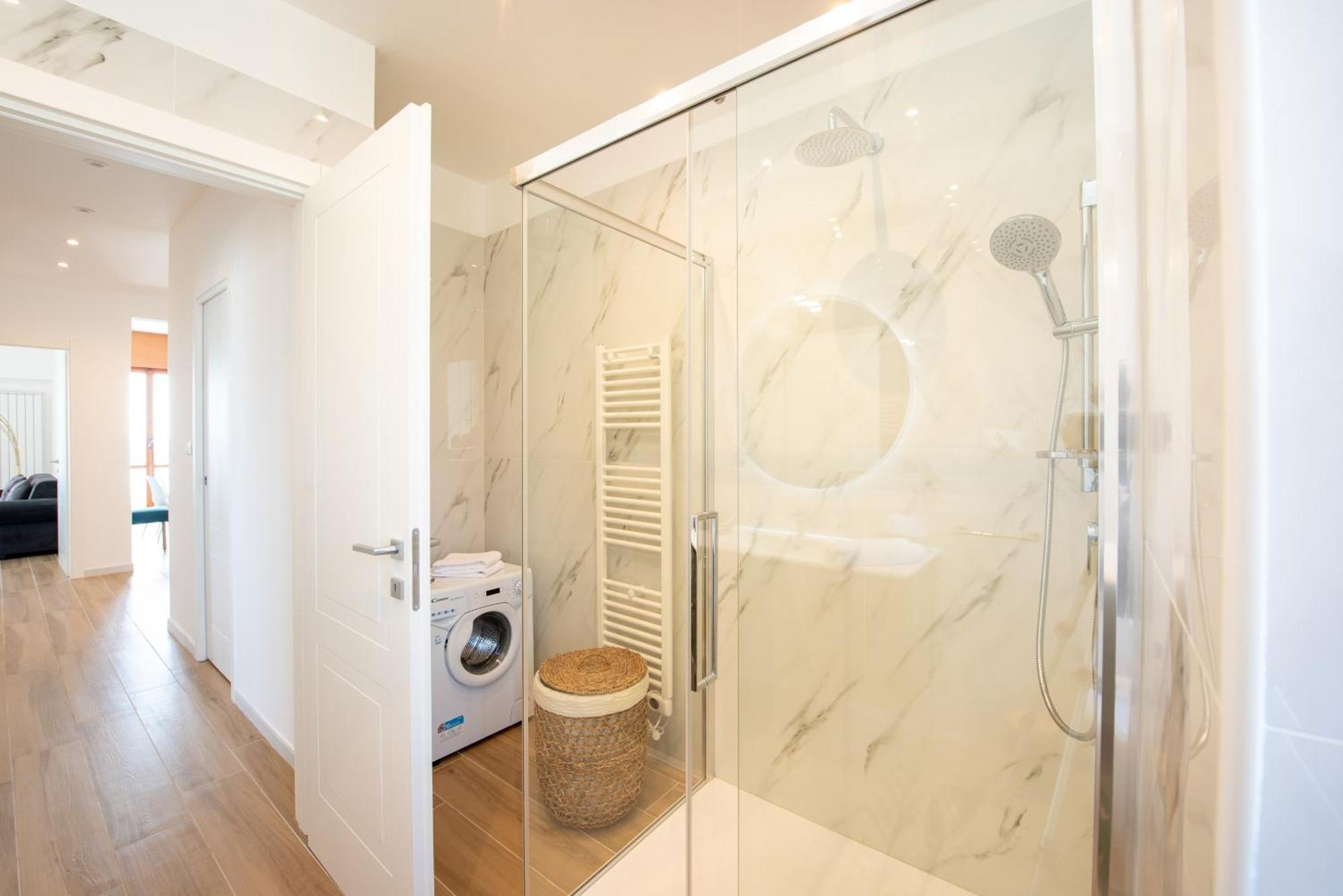 And The Sea Apartment *
